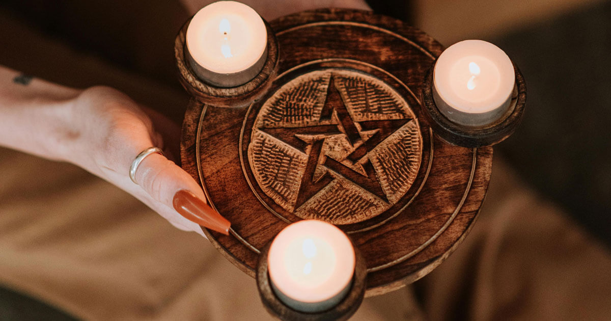 Boszorkány szertartás gyertyával (Fotó: pexels.com)
